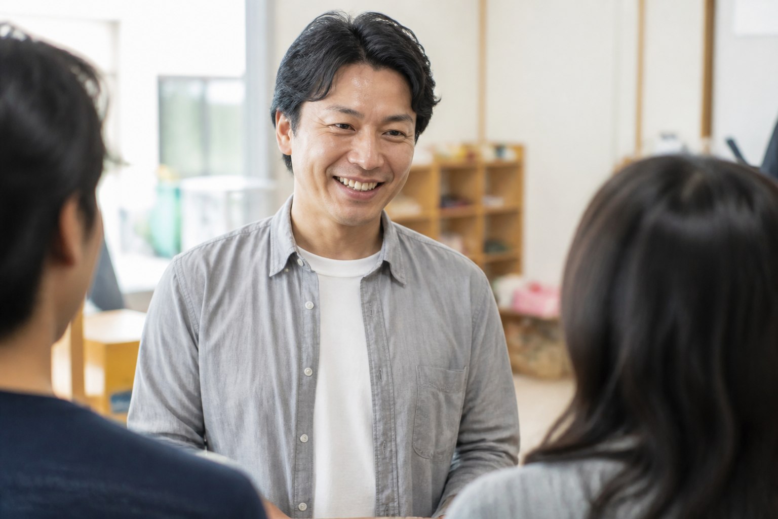 NPO寄付の誕生日記念寄付の結果を報告する笑顔の男性